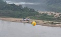 Hai ô tô bị mắc kẹt tại bãi sông Lô sau trận mưa lớn