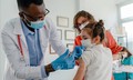 CDC Mỹ bỏ khuyến cáo tiêm vaccine ngừa COVID-19 với trẻ em và thai phụ khỏe mạnh