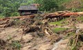 Lũ quét tràn xuống bản làng trong đêm