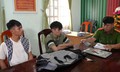 Quên khóa cổng, 2 thanh niên đột nhập dùng kéo cạy cửa trộm vàng và laptop