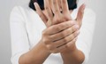 T&#234; tay l&#224; dấu hiệu của bệnh g&#236;?