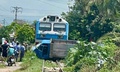 Tài xế xe tải thoát chết sau va chạm với tàu hỏa