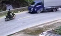 Xe máy va chạm với ô tô tải khiến 1 người tử vong, 2 xe hư hỏng