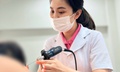 B&#233; g&#225;i su&#253;t thủng m&#224;ng nhĩ v&#236; d&#226;y buộc t&#243;c cao su &#39;chui&#39; v&#224;o trong tai