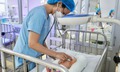 Cấp cứu tối khẩn gi&#224;nh lại sự sống cho mẹ con sản phụ bị bong rau non thể nặng