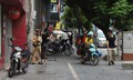 Bị phạt vì 'leo' vỉa hè, khách phải xuống giữa đường bắt cuốc xe mới