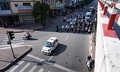 CSGT Hà Nội nói gì khi người dân 'núp' bóng râm dừng đèn đỏ?