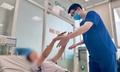 Thợ x&#226;y nguy kịch v&#236; sốc nhiệt sau ng&#224;y l&#224;m việc ngo&#224;i trời nắng n&#243;ng