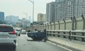Ô tô 'ngửa bụng' sau tai nạn, tài xế mắc kẹt được cứu kịp thời