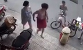 Phẫn nộ người phụ nữ cố tình đẩy đổ xe đậu hũ, khóc lóc để trục lợi tình thương