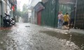 Mưa dông bao phủ khiến nhiều tuyến phố ở Hà Nội có nguy cơ ngập nặng