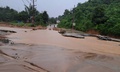 Tháo rào chắn lái ô tô băng qua cầu tràn, 4 thanh niên bị cuốn trôi