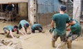 Bộ đội trằn mình trong bùn đất giúp dân dựng lại cuộc sống sau lũ