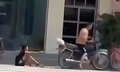 Búc xúc bé trai bị bố xích chân kéo lê trên đường phố