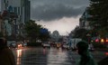 Hà Nội mưa dông kèm lốc sét mạnh, khuyến cáo người dân hạn chế ra ngoài