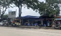 Vỉa hè xung quanh Bến xe Mỹ Đình ra sao sau vụ người bán trà đá đuổi cô gái đứng chắn quán nước?