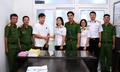 Nhặt được chiếc ví, nữ sĩ quan Hải quân giao nộp cho công an trả lại người đánh mất