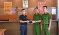 Làm rơi 7000 USD và 12 triệu đồng, nam thanh niên được công an phường tìm giúp