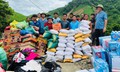 Người dân Lào liều mình vượt lũ, được người Việt cứu trợ