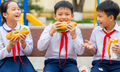 Học sinh có được mang đồ ăn vào trường?