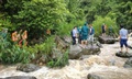 Nước lũ cuốn hai mẹ con khi đi làm rẫy về