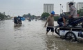 Nhiều tuyến đường ở Hà Nội vẫn ngập sâu, dịch vụ xe kéo 'cõng' xe máy đắt khách