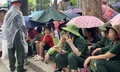 Người dân 'đội mưa', căng bạt từ chiều chờ xem tổng duyệt A80