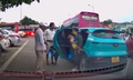 Phẫn nộ nhóm người chặn đầu, đuổi phụ nữ bế con nhỏ khỏi xe taxi giữa trời nắng 40 độ