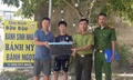 Nam thanh niên ở Hưng Yên bất ngờ bắt được động vật quý hiếm trên mái tôn