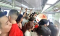 Tàu điện Cát Linh - Hà Đông chật ních, nhiều người không thể lên tàu đến trung tâm Hà Nội 