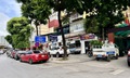 Biển 'Cấm dừng, cấm đỗ' bị thách thức ngay trước trụ sở Công an phường Giảng Võ
