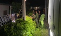 Xe đông lạnh lật ngửa, tông vào nhà dân