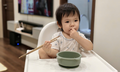 Trẻ biếng ăn, c&#243; n&#234;n cho uống sữa thay cơm kh&#244;ng?