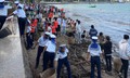 Nhiều chiến sĩ hải quân và sinh viên gom rác dọc bãi biển ở TPHCM