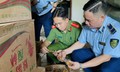 Thu giữ lô hàng hơn 6.000 sản phẩm bánh nướng, kẹo không rõ xuất xứ