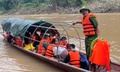 Nghệ An: Học sinh vượt sông đến lớp sau khi cầu treo Xốp Mạt bị lũ cuốn