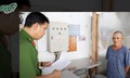 Gã đàn ông hung hãn, điên cuồng vung dao chém nhân viên quán chè ngã gục vì lý do cực sốc