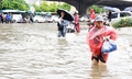 Ngập nặng giờ cao điểm, người Hà Nội vượt ‘biển nước’ về nhà