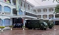 Hà Nội mưa lớn, quân đội dùng xe đưa học sinh qua điểm ngập sâu nguy hiểm