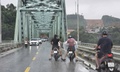 Tàu hút cát trôi tự do va vào trụ cầu, Lào Cai cấm phương tiện qua cầu Yên Bái