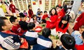 Sắc xuân tràn ngập, học sinh tiểu học hào hứng trải nghiệm gói bánh chưng dịp Tết