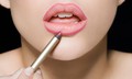 Tạo đường viền môi bằng chì kẻ môi: Bí quyết tạo dáng đôi môi cân đối và quyến rũ