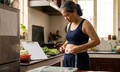 Sau tuổi 50, vì sao bụng chảy xệ dù không tăng cân?