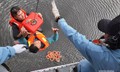 Cận cảnh chiến sĩ diễn tập đu cáp từ trực thăng cứu người giữa biển nước