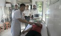 Một ngư dân phải nhập bệnh xá vì viêm da nhiễm khuẩn ở tay