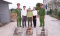 Nhiều người dân Hải Phòng bắt được cá thể khỉ quý hiếm đi lạc