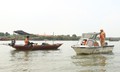 Hà Nội vận động dân vạn chài từ bỏ cách đánh cá kiểu 'tận diệt' trên sông
