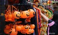 Phố Hàng Mã rực sắc cam, đen trước thềm Halloween