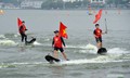 Mãn nhãn màn kéo cờ Tổ quốc trên ván lướt sóng ở hồ Tây