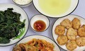 Dinh dưỡng đúng cách tăng miễn dịch cho người cao tuổi lúc giao mùa
